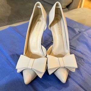 High heel pump with bow